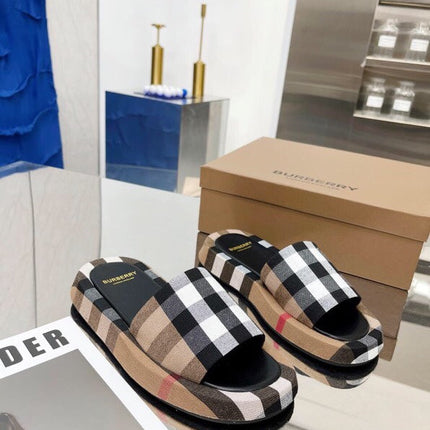 BURBERRY 26S SLIDE SANDALS IN ARCHIVE BEIGE BLACK FABRIC