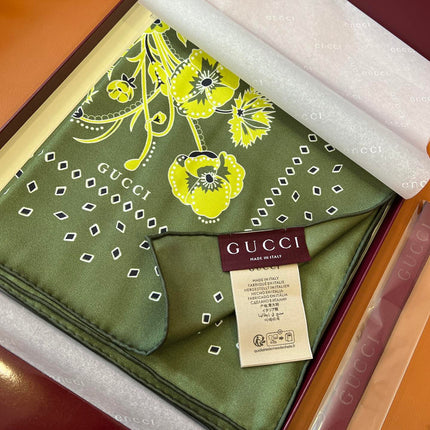 GUCCI 26S SCARF 90 IN SILK 816292