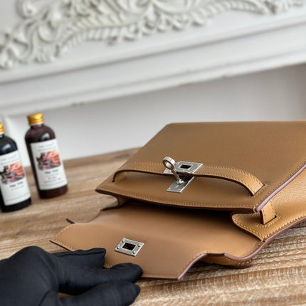 HM KELLY POCHETTE 22 IN CARAMEL BROWN CALFSKIN SILVER HARDWARE