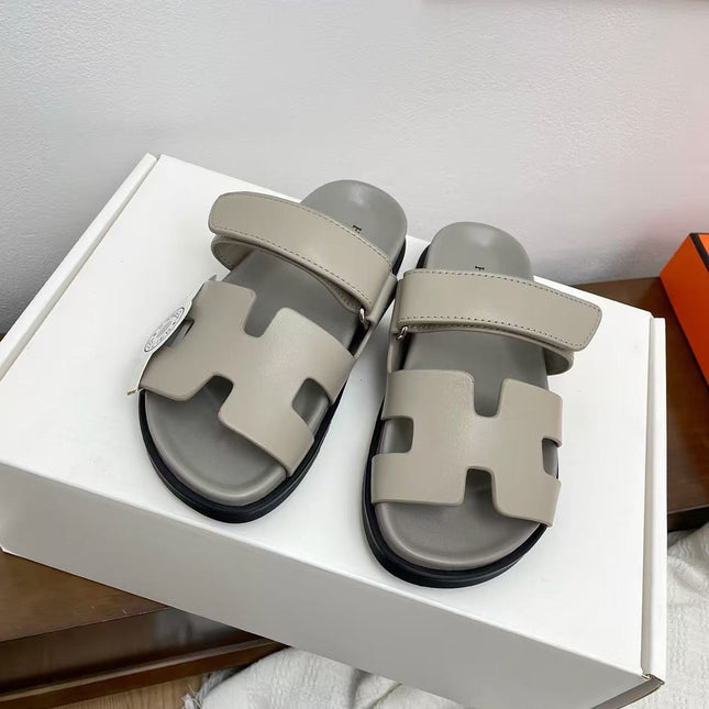 HERMÈS 26S CHYPRE SANDAL IN GREIGE CALFSKIN
