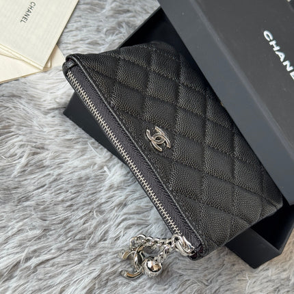 CC CLASSIC ZIPPED POUCH 14 IN BLACK GRAINED CALFSKIN SILVER-TONE CHARM CHAIN