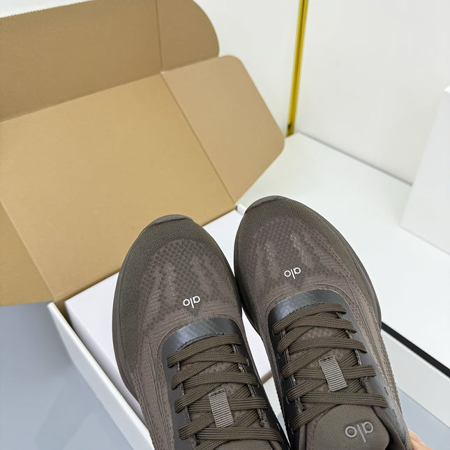 ALO 25S SNEAKER IN MOSS BROWN MESH FABRIC