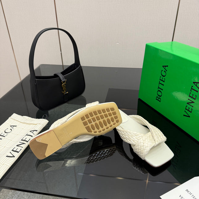 BOTTEGA VENETA 26S SANDALS IN WHITE CALFSKIN AND RAFFIA