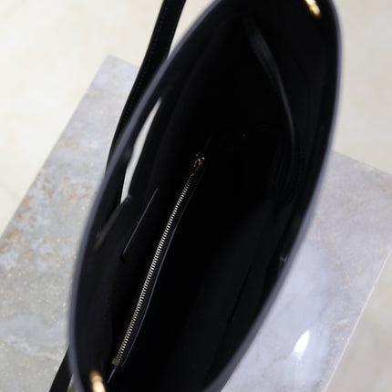 YSL 25S Y SMALL BUCKET 29 IN BLACK CALFSKIN GOLD HARDWARE
