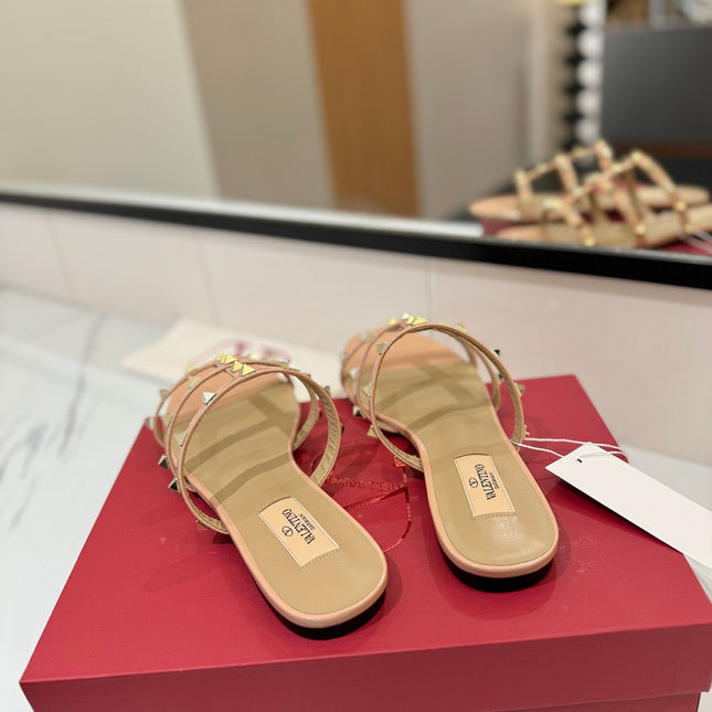 VALENTINO 26S SANDALS IN BEIGE PINK PATENT CALFSKIN WITH GOLD STUDS
