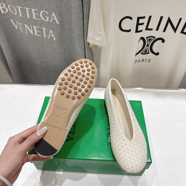 BOTTEGA VENETA 26S BALLET FLATS IN OFF-WHITE WOVEN LAMBSKIN