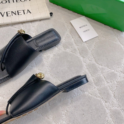 BOTTEGA VENETA 26S FLAT THONG SANDALS IN BLACK LAMBSKIN
