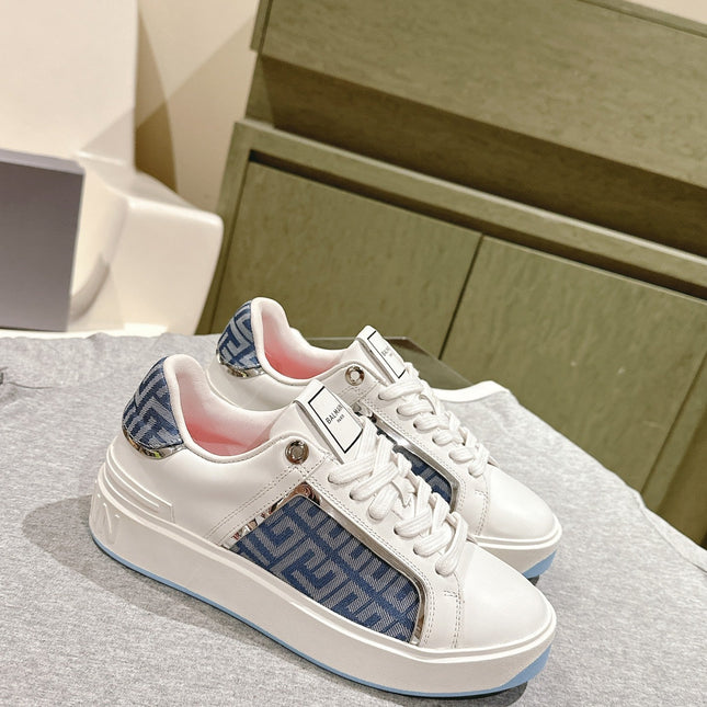 BALMAIN 26S SNEAKERS IN WHITE CALFSKIN AND BLUE CANVAS WITH BLUE SOLE