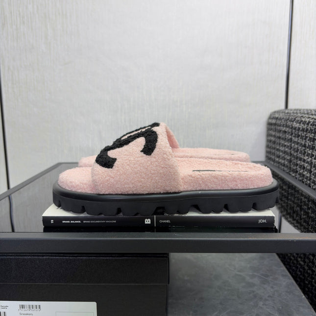CHANEL 26S SLIDE SANDALS IN BLACK AND LIGHT PINK SHEARLING OPEN TOE