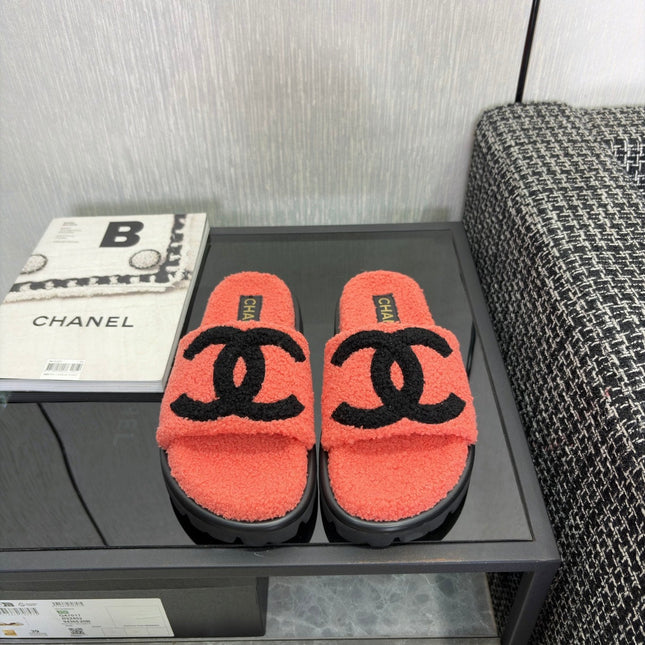 CHANEL 26S SLIDE SANDALS IN BLACK AND CORAL PINK SHEARLING OPEN TOE