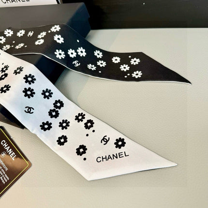 CHANEL 26S TWILLY SCARF 120 IN SILK 502600