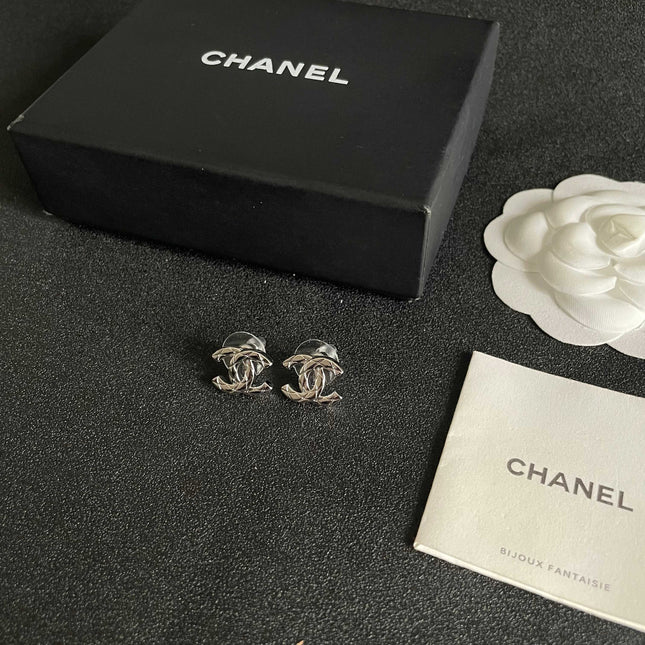 CHANEL 26S CHANEL CC LOGO WOVEN METAL STUD EARRINGS IN SILVER METAL 633306