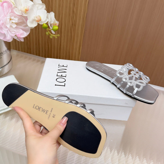 LOEWE 26S FLAT SANDALS IN SILVER CALFSKIN WITH CRYSTALS
