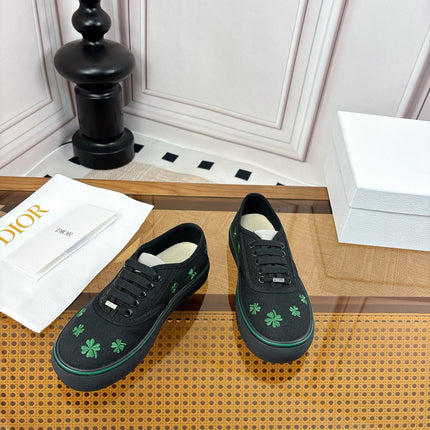 DIOR 26S LOW TOP SNEAKERS 35MM IN BLACK CANVAS WITH CLOVER EMBROIDERY