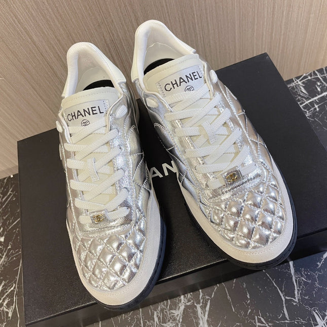 CHANEL 26S SNEAKER IN SILVER QUILTED CALFSKIN AND WHITE LOW TOP
