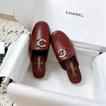 CC FLAT MULE IN RUBY RED CALFSKIN HARDWARE WITH ROCK MIX CHAIN