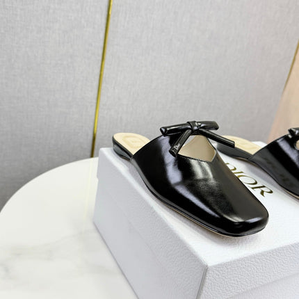 DIOR 26S PEARL-ACCENT BOW FLAT MULES IN BLACK GLOSSY CALFSKIN