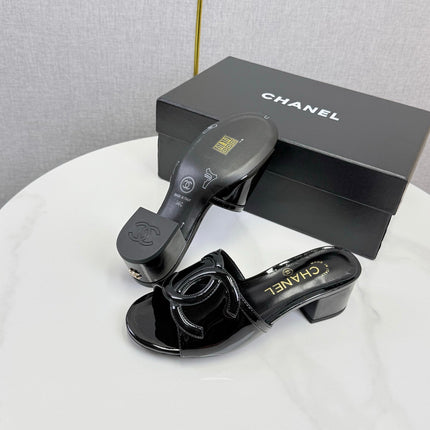 CHANEL 26S BLOCK HEEL SANDALS 40 MM IN BLACK PATENT CALFSKIN