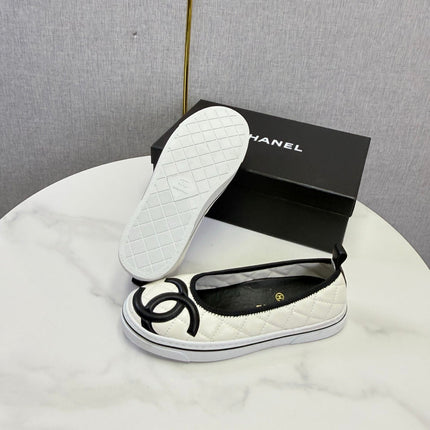 CHANEL 26S CC LOGO SLIP-ON SNEAKERS IN WHITE CALFSKIN