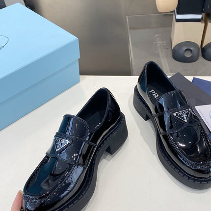 PRADA 26S LOAFERS IN BLACK PATENT CALFSKIN WITH LOGO
