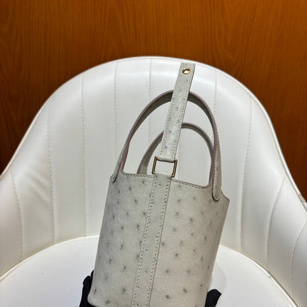 HM 25S PICOTIN LOCK 14 CM IN LIGHT GREY OSTRICH WITH GOLD HARDWARE