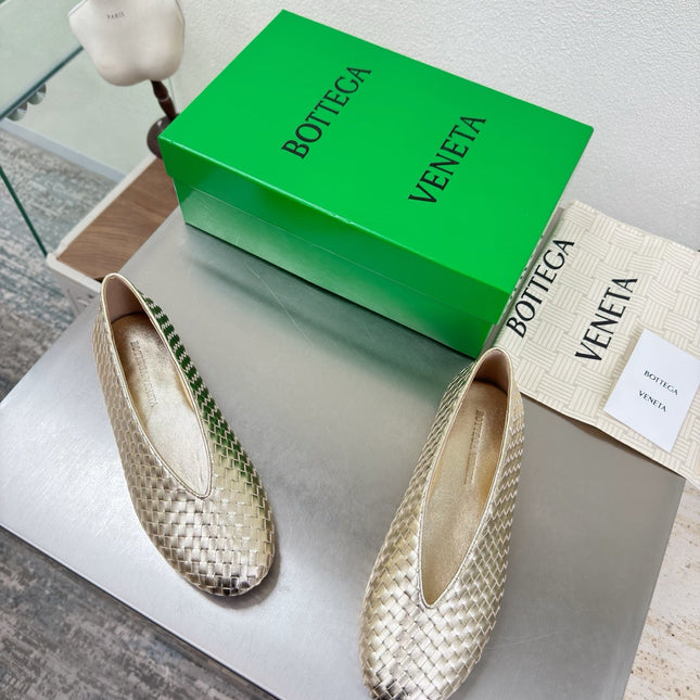 BOTTEGA VENETA 26S BALLET FLATS IN LIGHT GOLD WOVEN LAMBSKIN