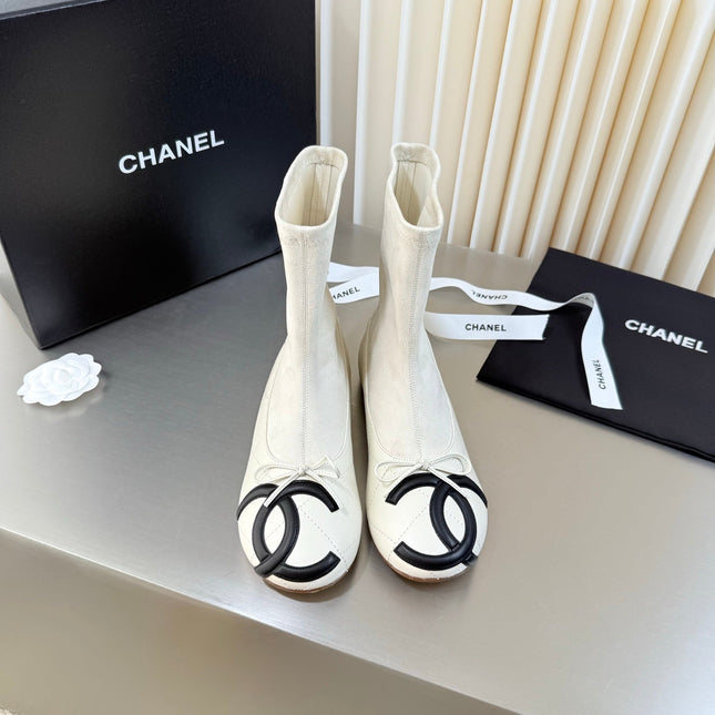 CHANEL 26S ANKLE BOOTS IN WHITE CALFSKIN AND SUEDE SQUARE TOE