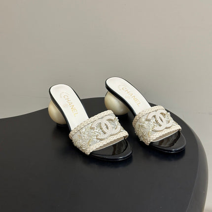 CHANEL 26S PEARL EMBELLISHED FLAT SANDALS IN WHITE LEATHER AND EMBROIDERED FABRIC