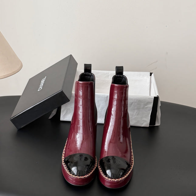 CHANEL 26S CHELSEA ANKLE BOOTS 70 MM IN BURGUNDY EMBOSSED AND BLACK PATENT