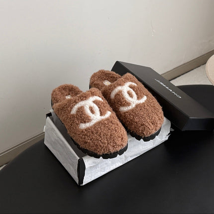CHANEL 26S SLIDE SANDALS IN CAMEL BROWN SHEARLING UPPER AND LINING WITH WHITE CC LOGO