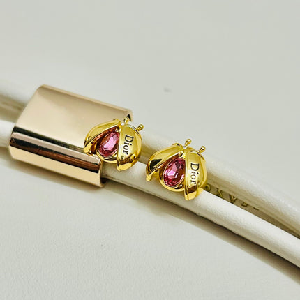 CD 26S LADYBUG PINK CRYSTAL STUD EARRINGS IN GOLD TONE METAL 644370