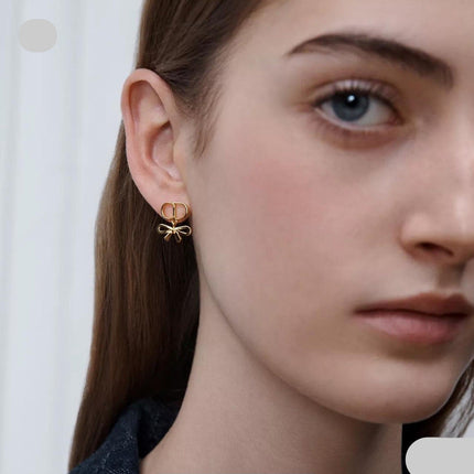CD 26S MINI BOW PEARL DROP EARRINGS IN GOLD TONE METAL 646612