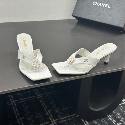 CHANEL 26S HIGH-HEEL THONG SANDALS IN WHITE LAMBSKIN WITH FLOWER DETAIL