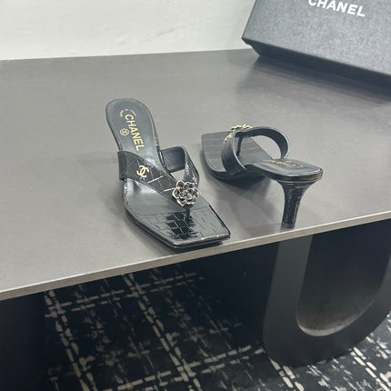 CHANEL 26S HIGH-HEEL THONG SANDALS IN BLACK PATENT CROCODILE-EMBOSSED