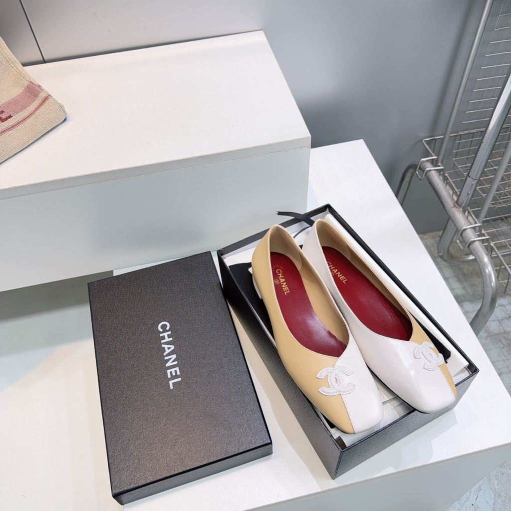 26S SQUARE-TOE FLATS IN BEIGE AND WHITE LAMBSKIN