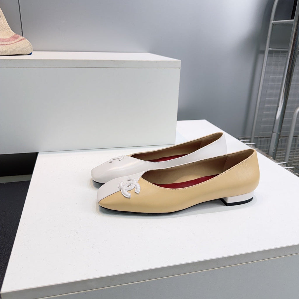 26S SQUARE-TOE FLATS IN BEIGE AND WHITE LAMBSKIN