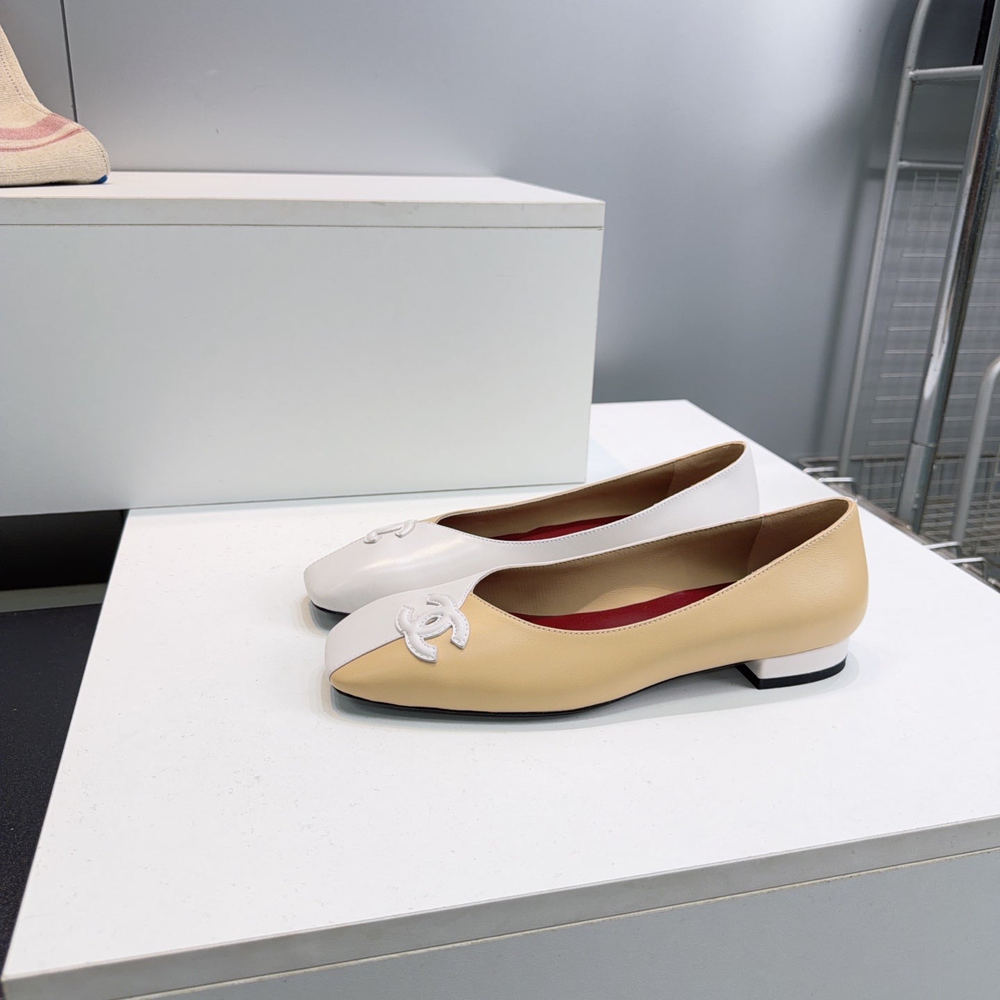 26S SQUARE-TOE FLATS IN BEIGE AND WHITE LAMBSKIN