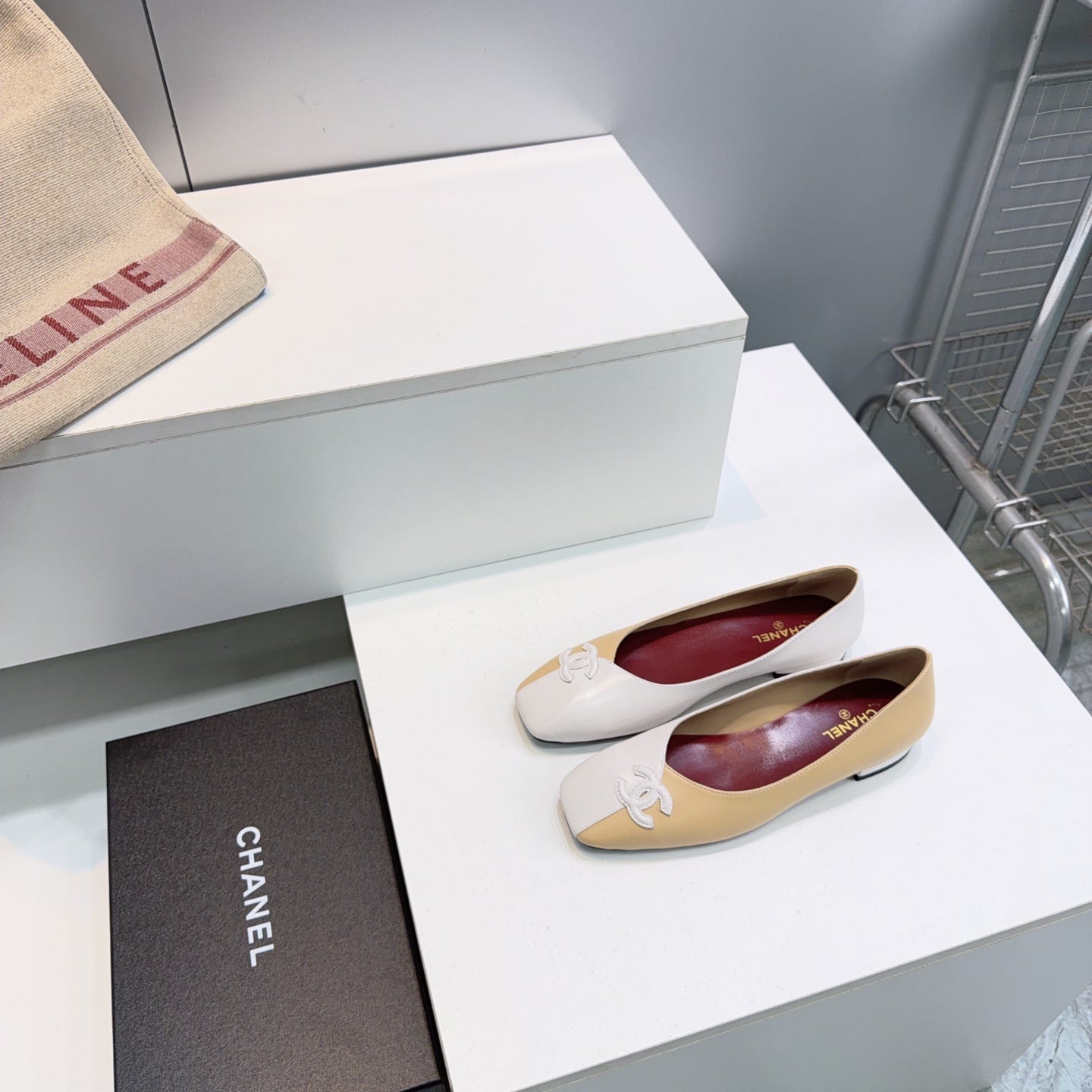 26S SQUARE-TOE FLATS IN BEIGE AND WHITE LAMBSKIN