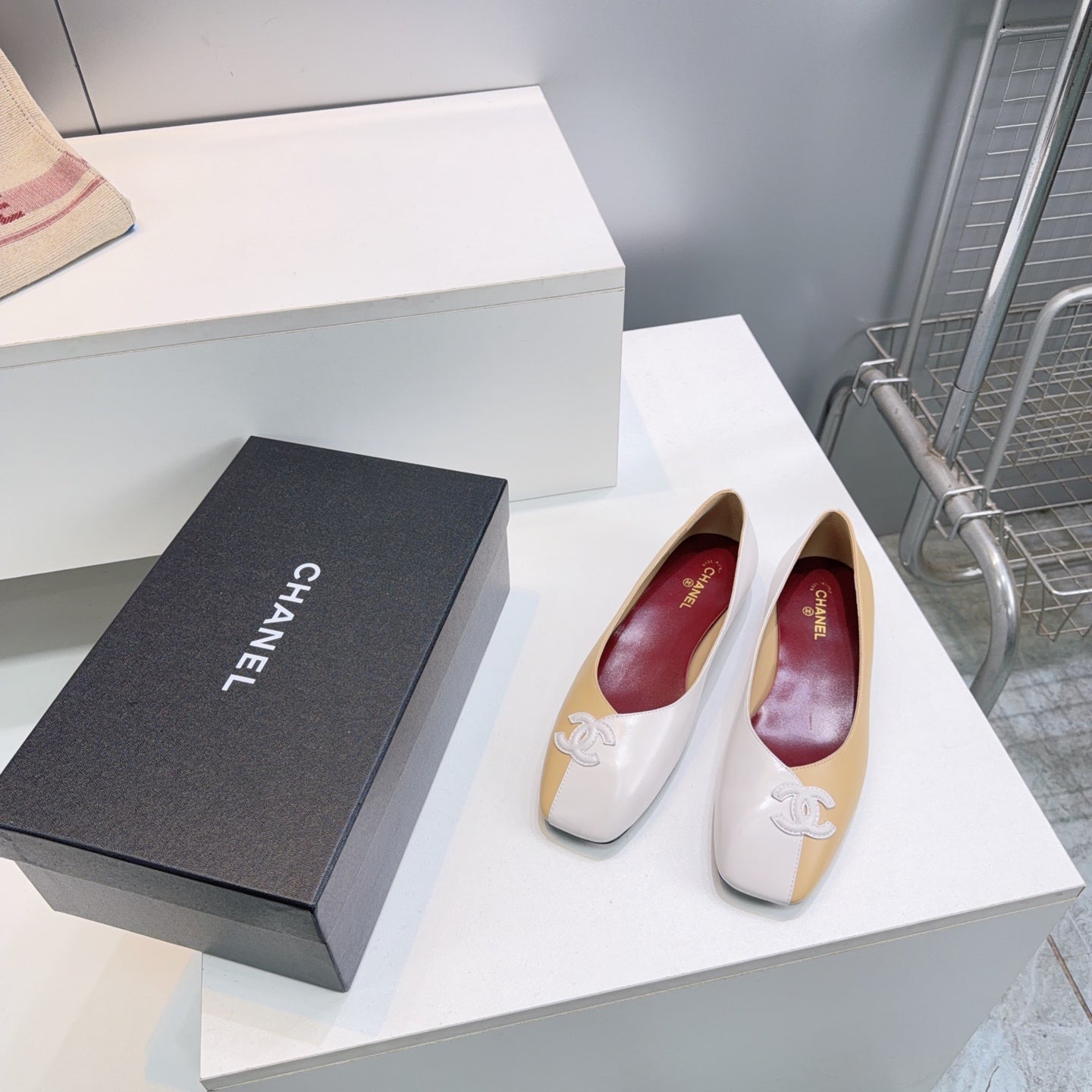 26S SQUARE-TOE FLATS IN BEIGE AND WHITE LAMBSKIN
