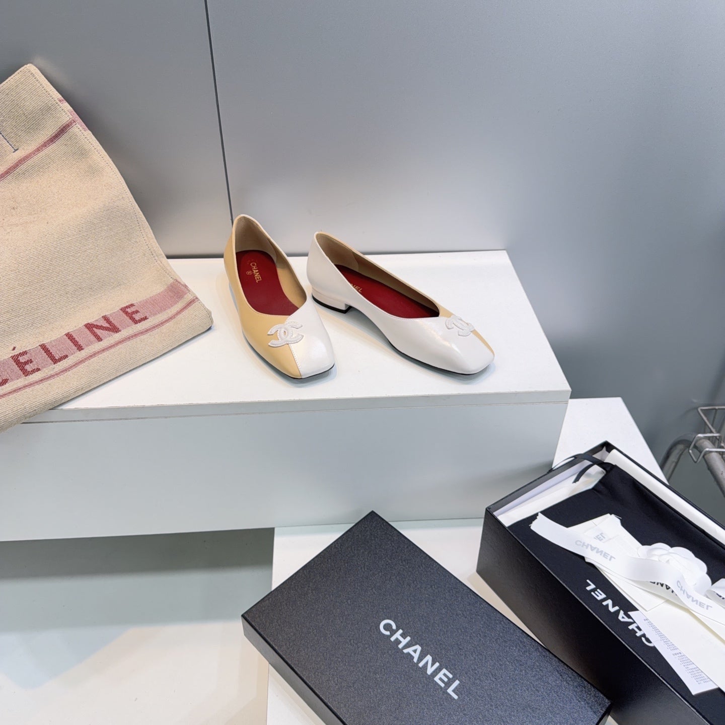 26S SQUARE-TOE FLATS IN BEIGE AND WHITE LAMBSKIN