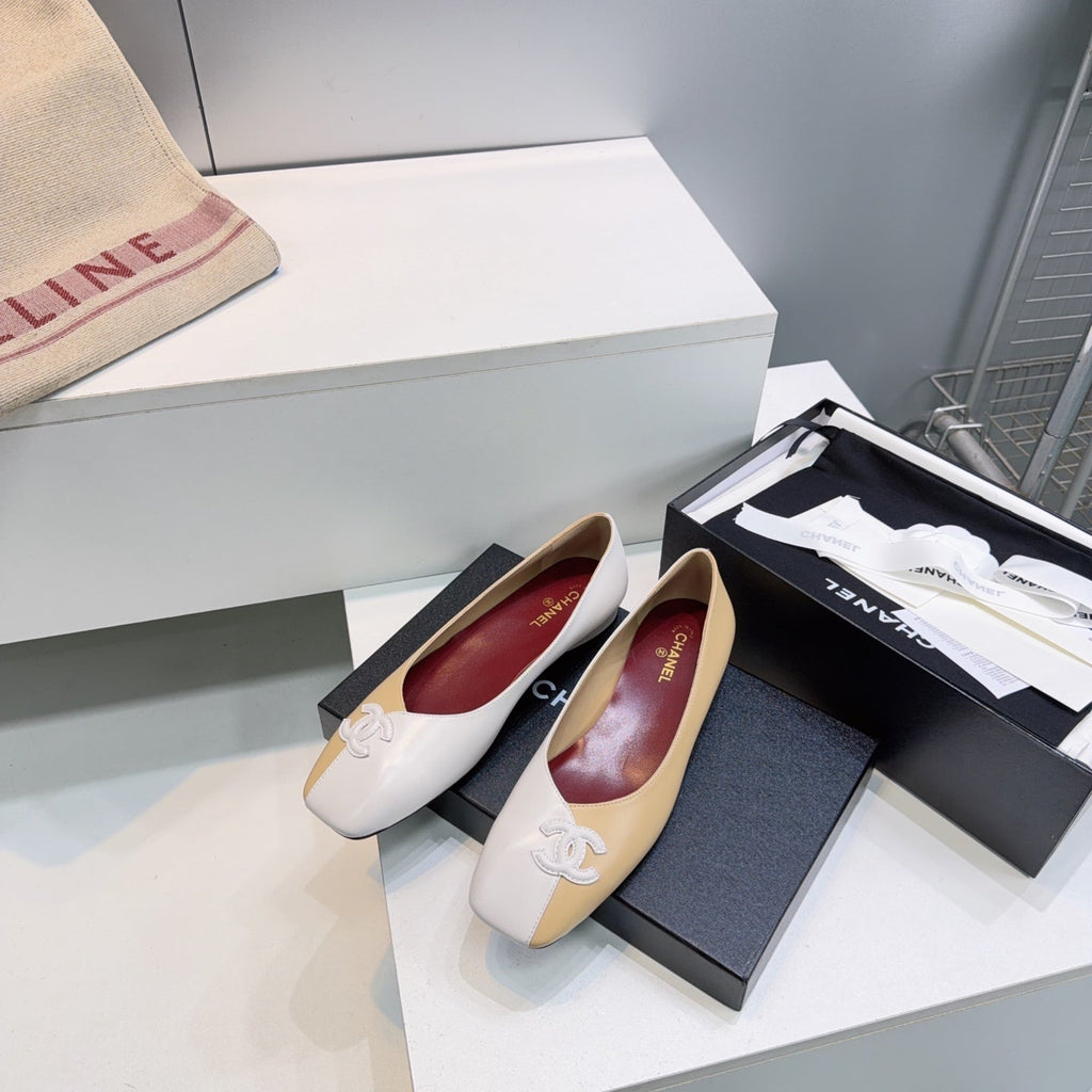 26S SQUARE-TOE FLATS IN BEIGE AND WHITE LAMBSKIN