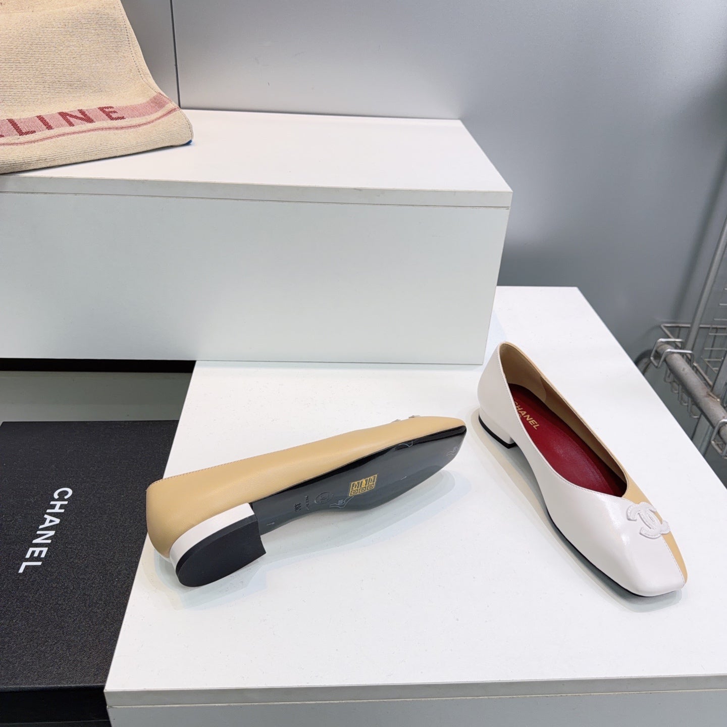 26S SQUARE-TOE FLATS IN BEIGE AND WHITE LAMBSKIN