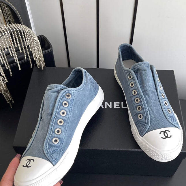 CHANEL 26S LOW TOP SNEAKERS IN NAVY BLUE CANVAS