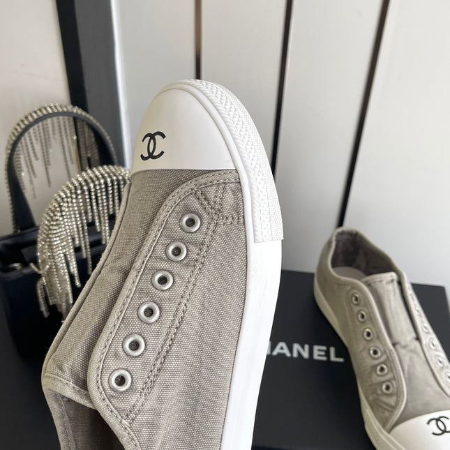 CHANEL 26S LOW TOP SNEAKERS IN GREY CANVAS