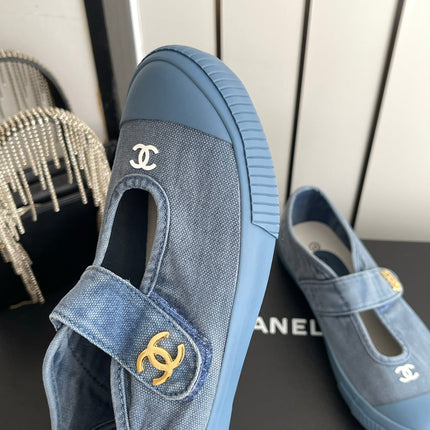 CHANEL 26S MARY JANE SNEAKERS IN NAVY BLUE CANVAS WITH GOLD-TONE METAL CC LOGO