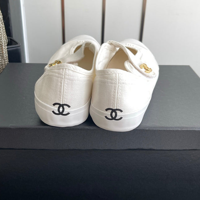 CHANEL 26S MARY JANE SNEAKERS IN WHITE CANVAS WITH GOLD-TONE METAL CC LOGO