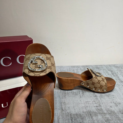 GUCCI 26S PLATFORM MULES IN BEIGE GG MONOGRAM CANVAS SILVER HARDWARE