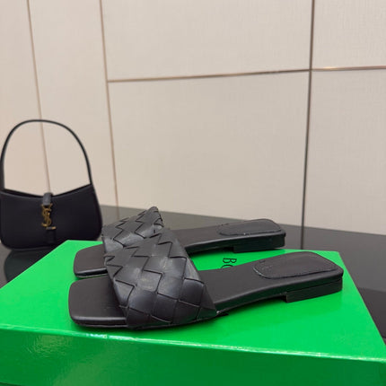 BOTTEGA VENETA LIDO FLAT SANDALS IN BLACK CALFSKIN
