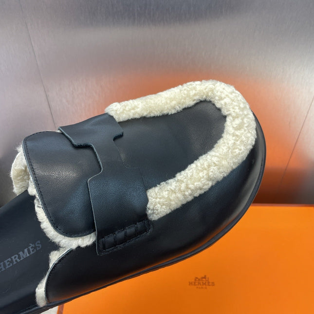 HM MULE IN BLACK CALFSKIN AND WHITE SHEARLING
