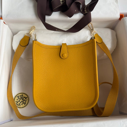HM 25S EVELYNE 17 CM IN DARK YELLOW COWHIDE WITH GOLD HARDWARE